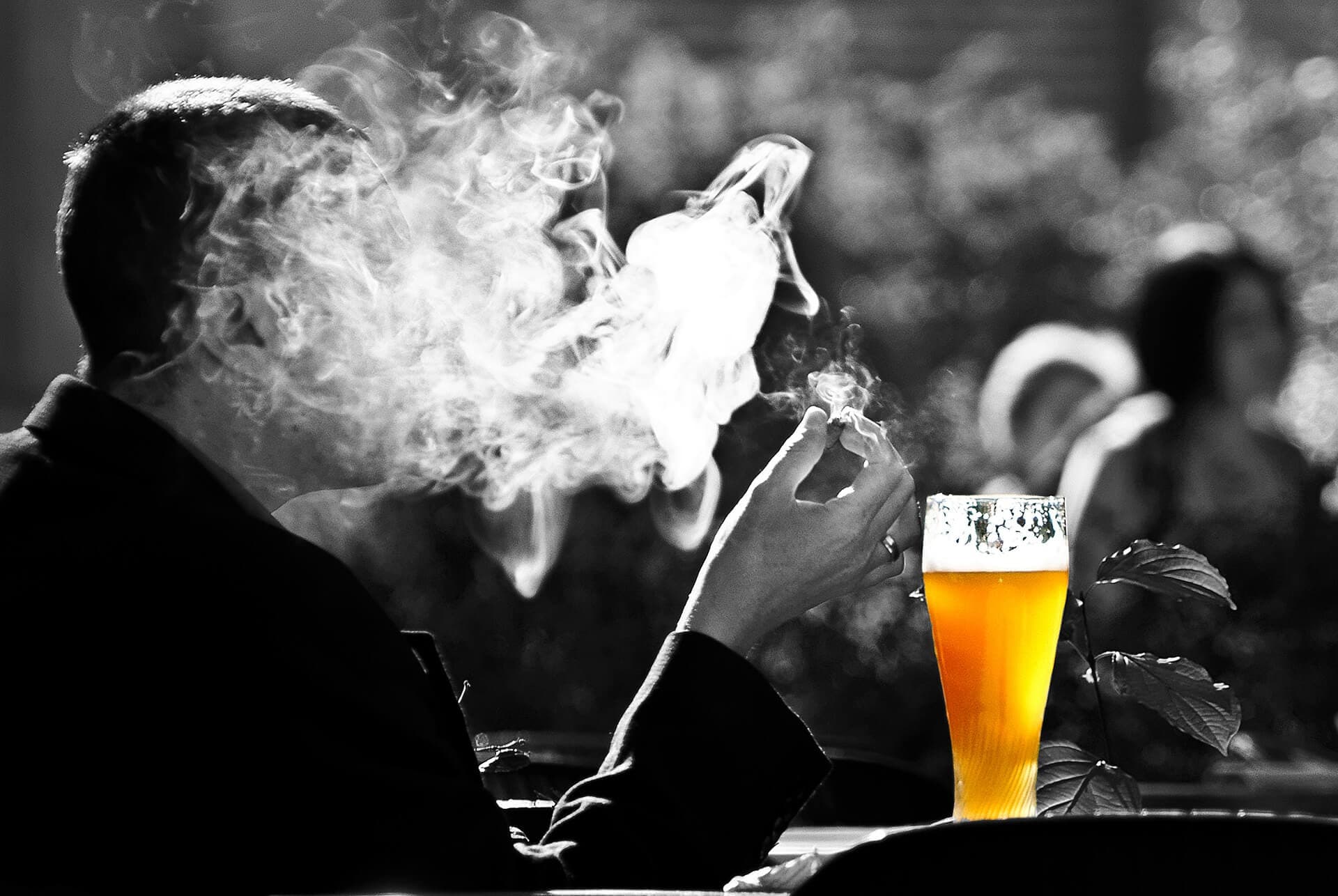Payée pour fumer du cannabis